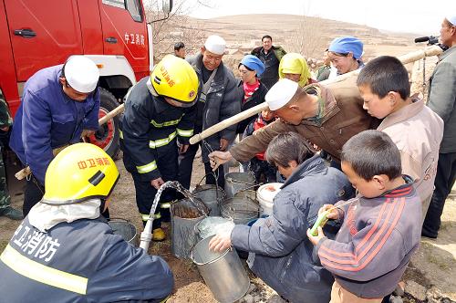 寧夏中衛(wèi)市消防支隊海原縣消防中隊官兵給海原縣九彩鄉(xiāng)新莊村受災(zāi)群眾送水(4月2日攝)。 新華社記者 劉泉龍 攝