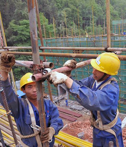 4月25日,援建青川的工人在東山安居小區(qū)建設(shè)工地上施工。 新華社記者 何俊昌 攝