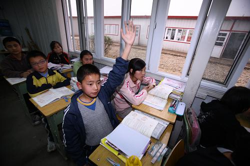 4月29日,一名學(xué)生在舉手回答問題。 新華社記者 陳建力 攝