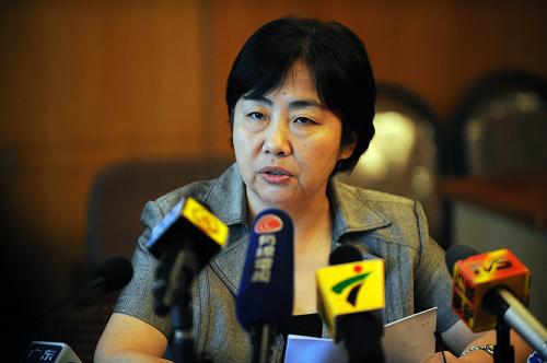 5月29日,廣州定點收治甲型H1N1流感的市第八人民醫(yī)院院長楊湛在新聞發(fā)布會上介紹確診患者和二代病例的情況。 新華社記者 劉大偉 攝