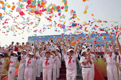 5月29日,北京市東城區(qū)在地壇公園舉辦第三屆“我們共同成長”慶祝“六一”國際兒童節(jié)主題游園會。本屆游園會以“關(guān)注青少年的生命安全和身心健康”為重點,吸引近2萬名少年兒童和家長參加。新華社發(fā)(周良 攝)