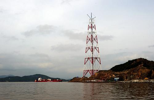 5月29日拍攝的正在建設(shè)中的大貓山輸電塔遠(yuǎn)景。 新華社記者 黃深鋼 攝