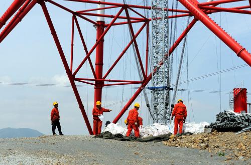 5月29日,浙江省送變電工程公司施工人員在輸電塔下施工。 新華社記者 黃深鋼 攝