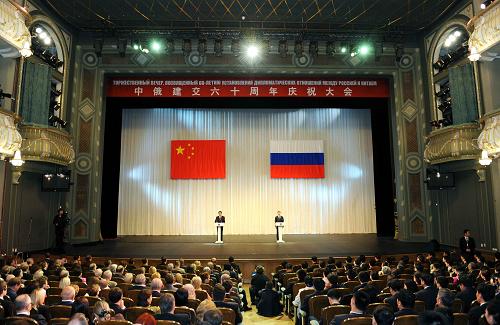 6月17日,中俄建交60周年慶祝大會在俄羅斯國家大劇院舉行。中國國家主席胡錦濤和俄羅斯總統(tǒng)梅德韋杰夫共同出席慶祝大會并分別發(fā)表講話。 新華社記者 饒愛民 攝