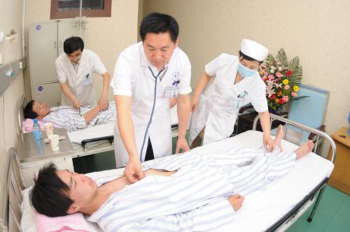 6月20日,獲救礦工在臨汾市第一人民醫(yī)院接受檢查。 新華社發(fā)(李虎威 攝)