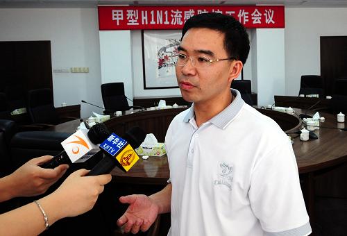 6月20日,東莞市石排鎮(zhèn)防控甲型H1N1流感工作領(lǐng)導(dǎo)小組副組長王永權(quán)接受記者采訪。 新華社記者 陳曄華 攝