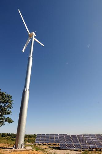 6月22日,在位于河北省尚義縣的神華風(fēng)能、太陽能發(fā)電互補(bǔ)示范區(qū),風(fēng)機(jī)和太陽能光板相互輝映。 新華社記者 鞏志宏 攝