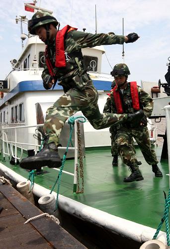 海警官兵迅猛出擊(6月21日攝)。 新華社發(fā)(王小雪攝)