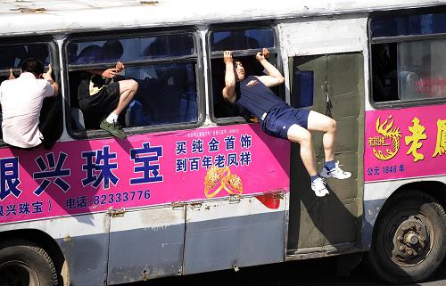 6月23日,參加演練人員模擬逃出發(fā)生事故的大客車。 新華社記者 王昊飛 攝