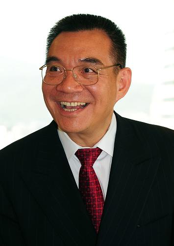 6月23日,世界銀行副行長林毅夫在首爾接受新華社記者專訪時說,中國經(jīng)濟(jì)克服當(dāng)前國際金融危機(jī)并實現(xiàn)較快增長,主要得益于政府積極的財政政策、基礎(chǔ)設(shè)施建設(shè)及產(chǎn)業(yè)升級、擴(kuò)大內(nèi)需這三大有利空間。林毅夫是為出席世界銀行發(fā)展經(jīng)濟(jì)學(xué)年會等活動而前來韓國的。新華社記者姬新龍攝
