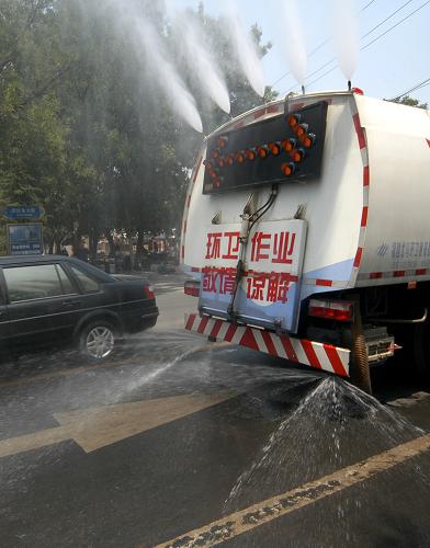 6月24日,在河北省邢臺市街頭,環(huán)衛(wèi)灑水車上路作業(yè),給道路灑水降溫。當日,河北省邢臺市最高氣溫超過40攝氏度,省氣象臺17時發(fā)布今年首個高溫紅色預(yù)警,提醒人們注意做好防暑降溫和預(yù)防火災(zāi)的工作。新華社發(fā)(黃濤 攝)