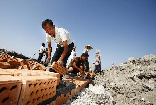 6月25日,工人在上海浦東三林經(jīng)濟(jì)適用房基地施工。新華社記者 裴鑫攝