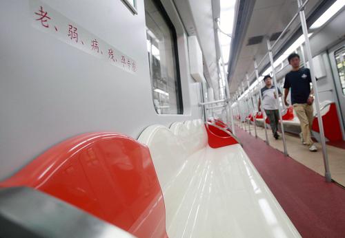 上海軌道交通11號線列車座椅的設(shè)計中融入上海市花白玉蘭的元素(6月25日攝)。 新華社發(fā)