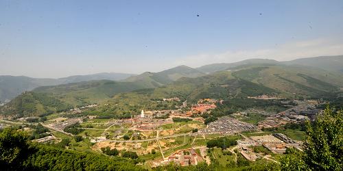 五臺山風(fēng)景區(qū)臺懷寺廟群遠(yuǎn)景(6月26日攝)。6月26日,中國山西五臺山在西班牙塞維利亞舉行的第33屆世界遺產(chǎn)大會上被正式列入《世界遺產(chǎn)名錄》。 新華社發(fā)(孟晨光 攝)