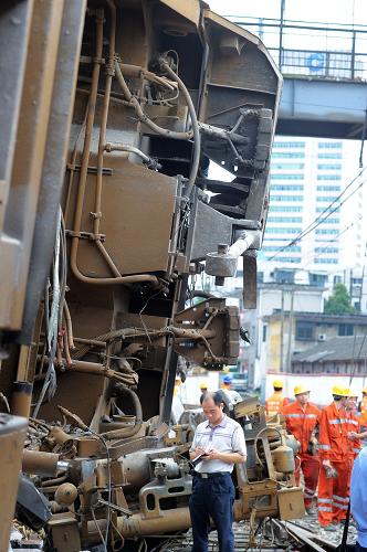 6月29日,工作人員在現(xiàn)場調(diào)查郴州列車相撞事故原因。新華社記者 龍弘濤 攝
