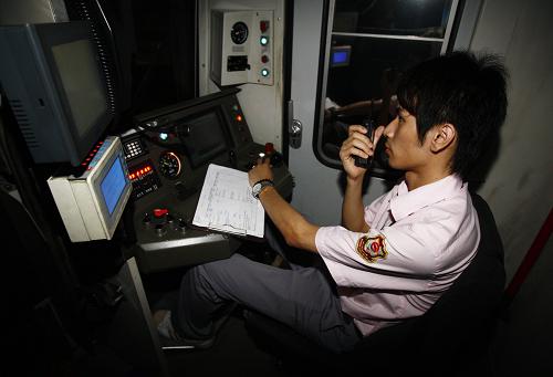 7月11日,一名司機(jī)正通過對講機(jī)向車站值班室匯報(bào)列車故障的詳細(xì)情況。 新華社記者 裴鑫 攝