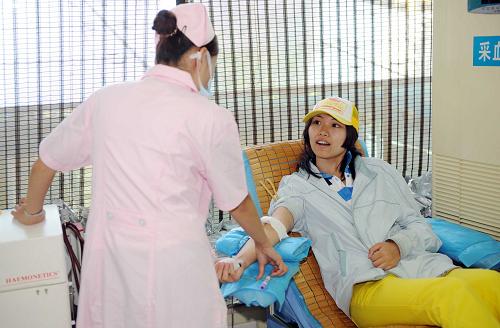 7月11日,自愿獻(xiàn)血者張文雅在烏魯木齊友好路獻(xiàn)血點(diǎn)獻(xiàn)血。 新華社記者 沙達(dá)提 攝