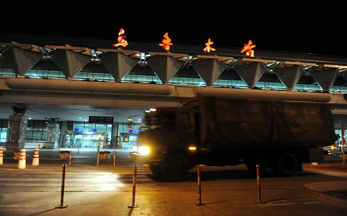 8月10日凌晨,武警車(chē)輛從烏魯木齊地窩堡國(guó)際機(jī)場(chǎng)撤離。 新華社記者 沙達(dá)提 攝