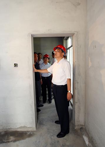 這是李克強在黑龍江省哈爾濱市群力新苑小區(qū)實地考察在建的棚戶區(qū)改造項目工地。新華社記者蘭紅光 攝