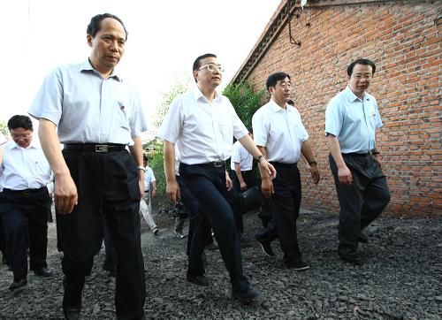 這是李克強在黑龍江省雙鴨山市南市棚戶區(qū)實地考察待改造棚戶區(qū)并入戶看望棚戶區(qū)居民。 新華社記者 蘭紅光 攝