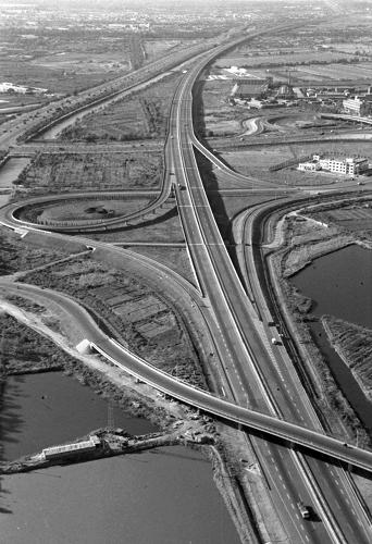 1993年9月25日,京津塘高速公路全線通車。 新華社發(fā)