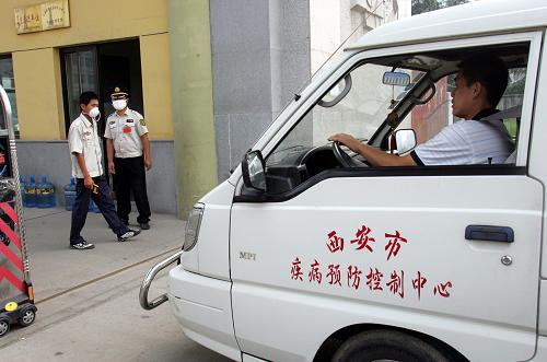 9月6日,西安疾病預(yù)防控制中心的車輛進(jìn)入西安文理學(xué)院。新華社發(fā)(袁景智 攝)
