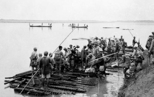 圖為1947年劉鄧大軍渡過淮河,進入大別山區(qū)。 新華社發(fā)