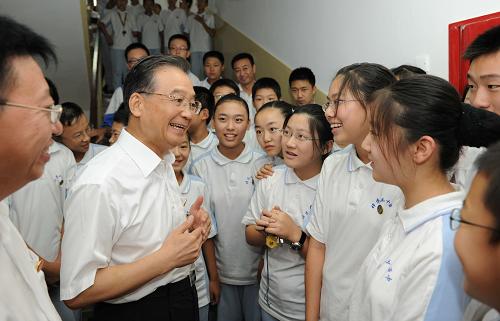 這是9月4日,在北京市第三十五中學,課間休息時,溫家寶和同學們交談。新華社記者 李學仁 攝
