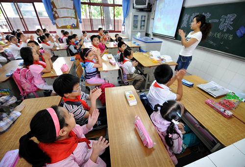 9月14日,瑯琊路小學(xué)三年級3班的學(xué)生在參加以衛(wèi)生指導(dǎo)和關(guān)愛教育等為主要內(nèi)容的“復(fù)學(xué)第一課”。 新華社記者 孫參 攝