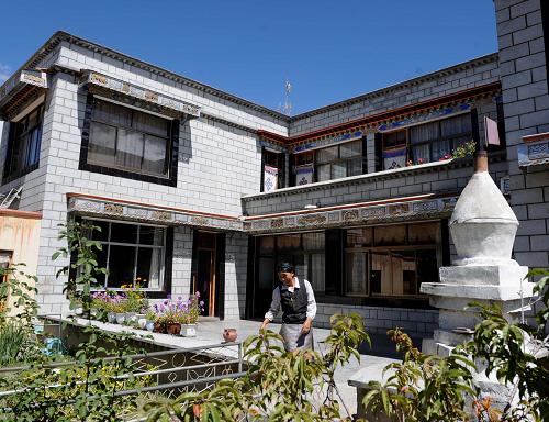 西藏曲水縣南木鄉(xiāng)農(nóng)民達(dá)桑家新蓋的藏式小樓房(9月9日攝)。 新華社記者 索朗羅布 攝