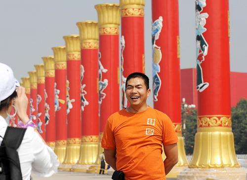 9月14日,一名游人在北京天安門廣場(chǎng)東側(cè)的“民族團(tuán)結(jié)柱”前拍照留念。 新華社發(fā)