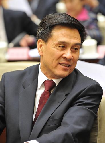 “當(dāng)民族團(tuán)結(jié)形勢(shì)好時(shí),誰(shuí)都不會(huì)有明顯感覺(jué);但當(dāng)民族團(tuán)結(jié)遭到破壞時(shí),人們才意識(shí)到它的寶貴和重要。” 2008年3月上任以來(lái),國(guó)家民委主任楊晶體會(huì)最深的,莫過(guò)于民族關(guān)系在國(guó)家大局中的重要分量,莫過(guò)于民族團(tuán)結(jié)對(duì)于中華民族發(fā)展進(jìn)步的非凡意義。盡管已在少數(shù)民族地區(qū)工作多年,楊晶仍然稱自己為“民族工作的新兵”。在他眼里,民族工作與祖國(guó)統(tǒng)一、社會(huì)和諧息息相關(guān)。如果把民族團(tuán)結(jié)比作空氣,失去了民族團(tuán)結(jié),任何一個(gè)民族都將失去發(fā)展進(jìn)步的健康環(huán)境,那么,民族工作就是讓這空氣更加清新的一束陽(yáng)光、一縷花香。這是國(guó)家民委主任楊晶(2008年3月21日攝)。 新華社記者 樊如鈞 攝