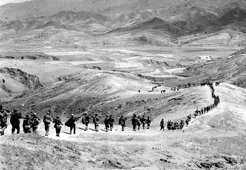 1949年9月18日,國民黨綏遠省主席兼華北“剿總”綏遠指揮所主任董其武等綏遠國民黨軍政要人與各族各界人士代表,在包頭市舉行了“綏遠和平起義簽字儀式”。飽經(jīng)戰(zhàn)火的綏遠終于和平地回到人民手中,中共中央制定的“綏遠方式”取得偉大勝利。1949年9月19日,綏遠和平起義通電儀式正式舉行。使120萬綏遠人民免遭戰(zhàn)火涂炭,使9萬多國民黨綏遠部隊獲得新生。這是1948年我軍20兵團進軍綏遠。(新華社發(fā))