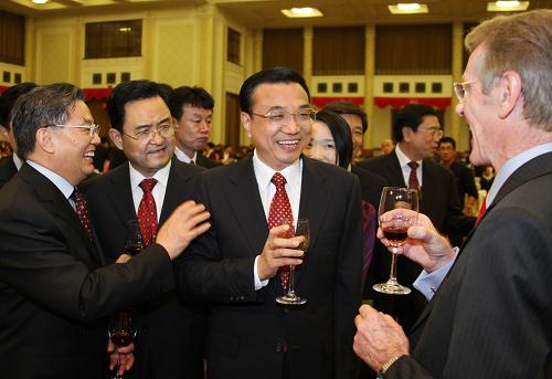 這是李克強與外國專家愉快交談。 新華社記者 劉衛(wèi)兵 攝