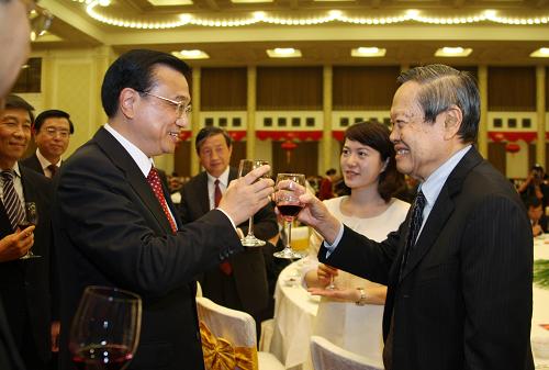 這是李克強與著名美籍華裔科學家、諾貝爾物理學獎獲得者楊振寧先生親切交談。 新華社記者劉衛(wèi)兵 攝