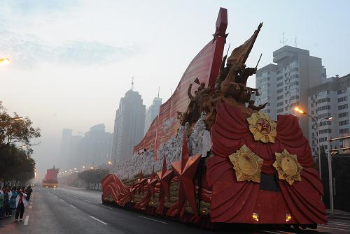 10月1日早晨,彩車進入長安街。 新華社記者 陶明 攝