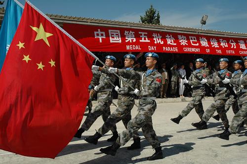 9月30日,中國赴黎巴嫩維和分遣隊(duì)官兵進(jìn)行分列式表演。當(dāng)日,即將結(jié)束任期的中國赴黎巴嫩維和分遣隊(duì)343名官兵在其駐地被授予聯(lián)合國維和勛章,以表彰他們出色地完成了在黎南部的維和工作。 新華社記者任珂攝