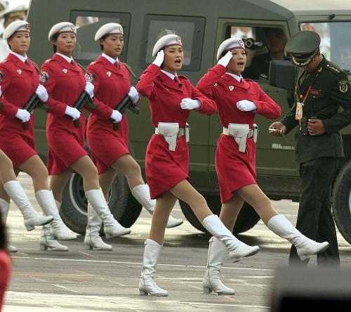這是女民兵在天安門(mén)廣場(chǎng)進(jìn)行最后的演練。 新華社記者 張燕輝 攝