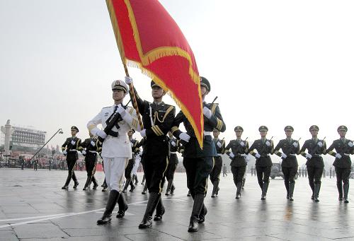 這是三軍儀仗隊(duì)方隊(duì)的部分隊(duì)員在進(jìn)行最后的演練。 新華社記者 王小川 攝
