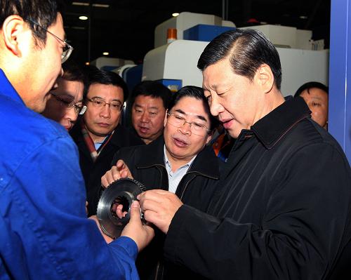 這是11月15日習(xí)近平在陜西法士特汽車傳動集團(tuán)公司考察調(diào)研。新華社記者蘭紅光攝