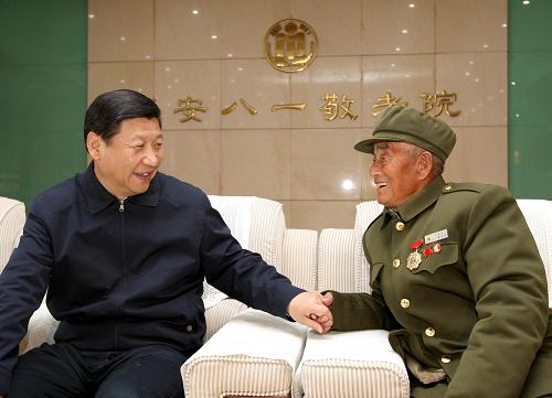 這是11月13日習(xí)近平來到延安八一敬老院看望老紅軍、老八路時與老紅軍毛光榮親切交談。新華社記者 蘭紅光 攝