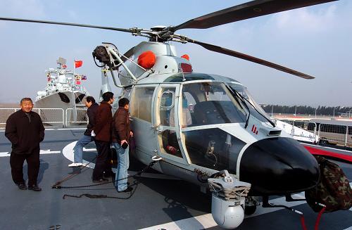 12月20日,護(hù)航官兵家屬登上“舟山”艦參觀艦載直升機(jī)。 新華社記者 郭剛 攝