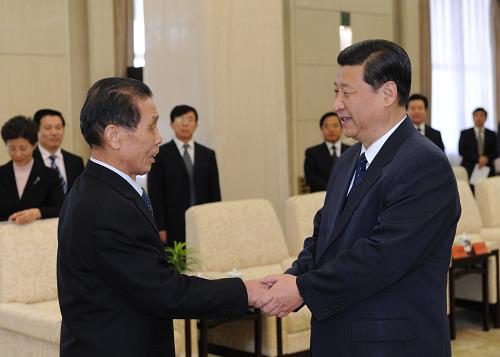 12月31日,王伯祥同志先進(jìn)事跡報(bào)告會在北京人民大會堂舉行。報(bào)告會前,中共中央政治局常委、中央書記處書記、國家副主席習(xí)近平會見王伯祥同志和報(bào)告團(tuán)全體成員并講話。這是習(xí)近平與王伯祥握手。新華社記者 黃敬文 攝
