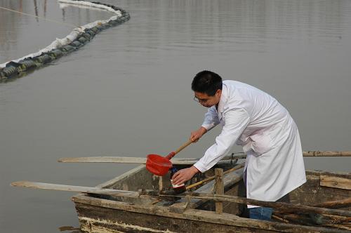 1月3日,渭南潼關(guān)吊橋水質(zhì)自動(dòng)監(jiān)測(cè)站一工作人員在渭河上采集樣本。 新華社記者 都紅剛 攝