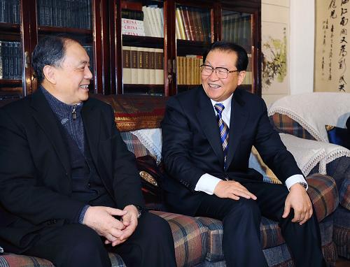 這是2月8日,李長春看望著名哲學(xué)家、美學(xué)家汝信。 新華社記者 李濤 攝