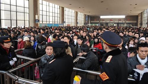 2月11日,乘客在鄭州火車站等候進站。 新華社記者 趙鵬 攝
