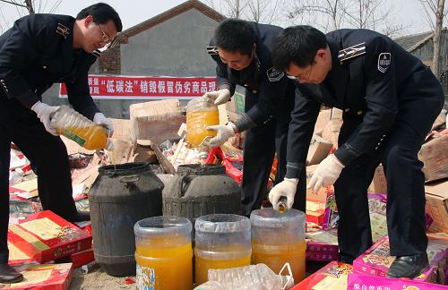 3月13日,山東棗莊市質(zhì)監(jiān)局執(zhí)法人員在“3·15”國際消費者權(quán)益日打假維權(quán)銷毀活動中,對假冒偽劣商品進行分類回收,分揀有利用價值的各類包裝。新華社發(fā) (孫中喆 攝)