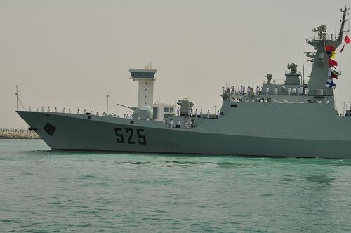 3月28日,中國人民解放軍海軍525護航編隊“馬鞍山”號導(dǎo)彈護衛(wèi)艦駛離阿聯(lián)酋阿布扎比的扎耶德港。 新華社記者 安江 攝