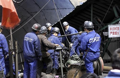 4月6日,救援人員從井口往下輸送救援物資。王家?guī)X煤礦153名被困人員中的115人成功獲救后,救援人員受到極大鼓舞,目前井下?lián)岆U(xiǎn)救援仍在緊張進(jìn)行。新華社發(fā)(周甬 攝)