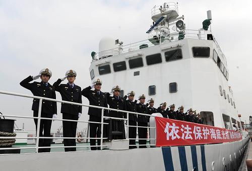 4月16日,中國(guó)海監(jiān)隊(duì)員在參與專項(xiàng)執(zhí)法行動(dòng)的中國(guó)海監(jiān)51船上敬禮。新華社記者 金良快 攝